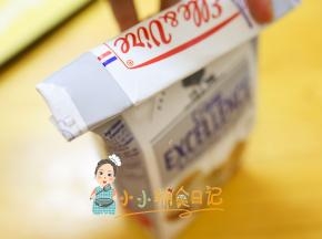 如果里面奶油用了一半的话你还可以继续往下折，这样可以让里面形成一个相对真空的状态，真空才更容易保存