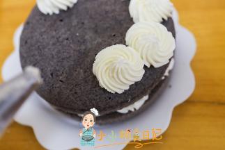 表面一层改了花样，用奶油挤成这样的一个圈圈