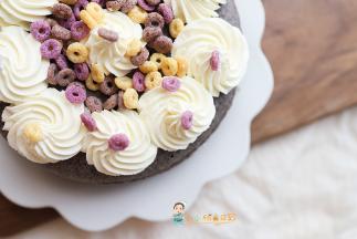 你可以用其他的蛋糕，比如戚风蛋糕，或者用馒头做也可以