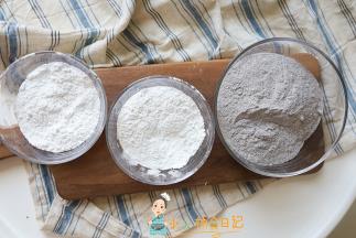 准备好黑米粉、大米粉跟糯米粉