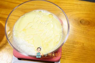 牛奶90g 玉米油10g搅拌均匀