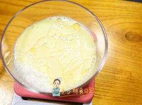 牛奶90g 玉米油10g搅拌均匀