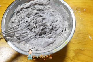加入黑米粉80g 大米粉20g 糯米粉20g搅拌均匀