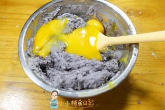 再加入鸡蛋黄搅拌均匀