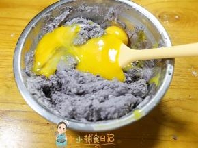 再加入鸡蛋黄搅拌均匀