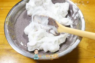 黑米糊糊里加入1/3的蛋白糊搅拌均匀