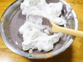 黑米糊糊里加入1/3的蛋白糊搅拌均匀
