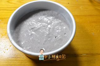 最后所有的蛋白全部混合均匀放入6寸的戚风模具，盖上保鲜膜或者一个盘子