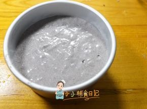 最后所有的蛋白全部混合均匀放入6寸的戚风模具，盖上保鲜膜或者一个盘子
