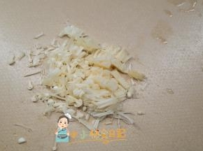 金针菇也要切碎哦
