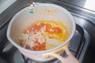 锅里加油放入番茄翻炒一下然后加入金针菇、肉泥、水，煮开后放入粒粒面煮五分钟即可，具体可以看一下视频