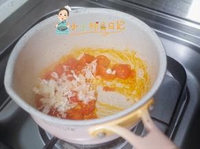 锅里加油放入番茄翻炒一下然后加入金针菇、肉泥、水，煮开后放入粒粒面煮五分钟即可，具体可以看一下视频