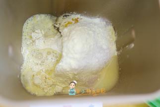 我直接用的黄色的南瓜粉就不用自己蒸南瓜了，如果没有黄色的南瓜面粉可以用普通面粉加南瓜泥揉面