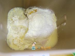我直接用的黄色的南瓜粉就不用自己蒸南瓜了，如果没有黄色的南瓜面粉可以用普通面粉加南瓜泥揉面