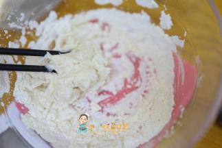 原味面粉50g 酵母0.5g 植物油2g 水25g先用筷子搅拌成絮状然后直接手揉，因为这个是调色的 面团量不多很容易揉匀