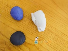 蓝色的需要的最多我这里蓝色的太少了，1/2蓝色面团，4/1黑色，4/1白色就可以，分别是蝶豆花跟竹炭粉做的面团