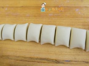 用塑料刀切成一块块的，这个就是刀切啦
