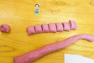 黑色的做眼镜，把面团揉成长条