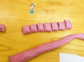 黑色的做眼镜，把面团揉成长条