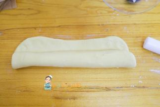 把面团先擀成长方形，然后抹点水卷起来