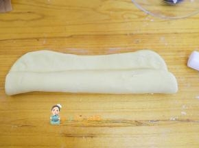 把面团先擀成长方形，然后抹点水卷起来