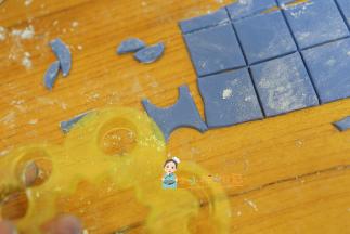 蓝色的衣服先擀成薄片用圆形的模具压出来 做成一个“工”字形