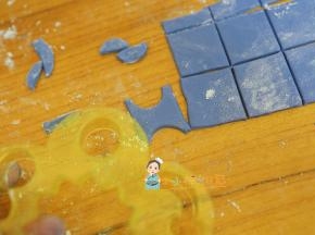 蓝色的衣服先擀成薄片用圆形的模具压出来 做成一个“工”字形