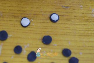 黑色的压扁，白色的压扁，叠在上面就是眼睛