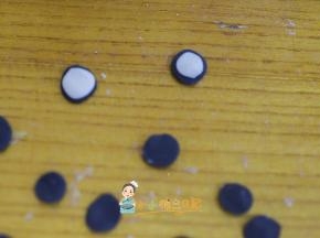 黑色的压扁，白色的压扁，叠在上面就是眼睛