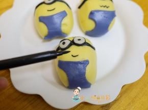 做好后拿出来用色素笔画上嘴巴跟头发