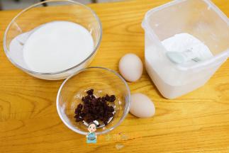 把材料都准备好，一岁以上可以加蔓越莓、葡萄干、白砂糖