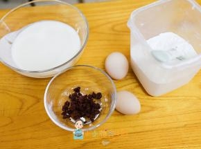 把材料都准备好，一岁以上可以加蔓越莓、葡萄干、白砂糖