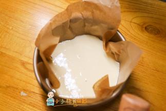 6寸模具一个加上一个油纸，倒入酸奶蛋液
