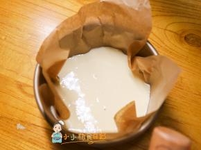 6寸模具一个加上一个油纸，倒入酸奶蛋液