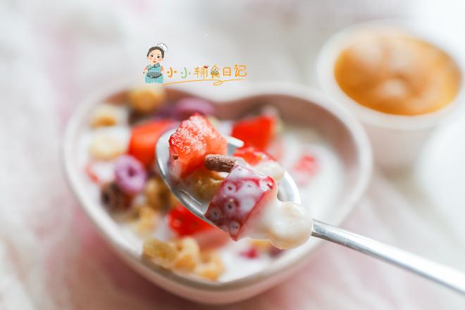 8个月以上辅食酸奶草莓谷物圈
