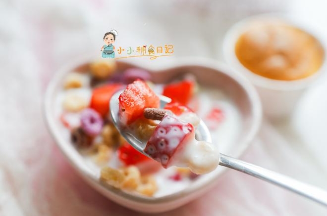 8个月以上辅食酸奶草莓谷物圈