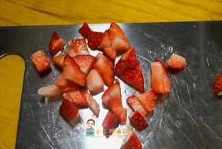 把草莓洗净后去蒂切块备用