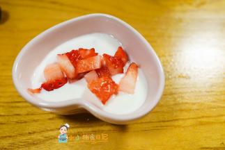 把草莓放入酸奶里