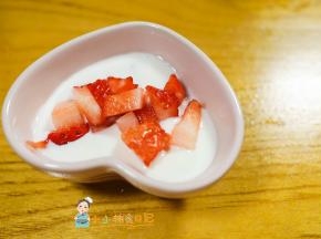 把草莓放入酸奶里