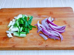 洋葱，青大蒜去皮，切好。(切洋葱小窍门: 嘴巴里含一口水再切，这样不辣眼睛呦)