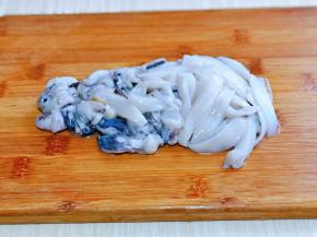 鱿鱼清理干净后切条状。