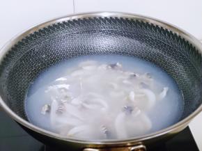 鱿鱼焯水，水烧开后下切好的鱿鱼，大火再次烧开捞出，用温水冲洗干净。