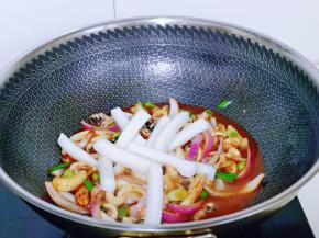 按个人口味加入盐，再放入焯水的年糕，大火烧开煮1分钟。