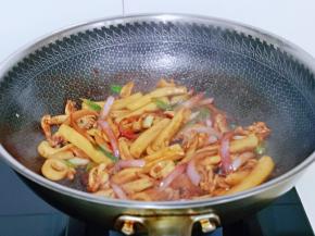 煮的同时一边翻炒，汤汁浓稠即可关火。