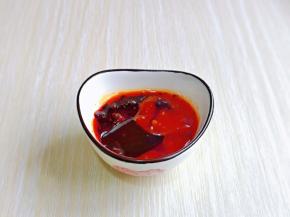 将韩式辣酱，香辣酱，味极鲜酱油，加入适量纯净水搅拌均匀备用。