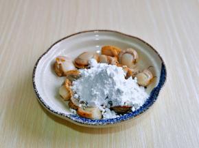 首先将扇贝肉清洗干净，放入器具中，加入淀粉，再加入味极鲜酱油。