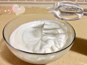 取出蛋清，分三次加入糖打发至提起打蛋头呈直立的小小弯钩状态。