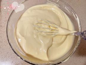 最后将剩余的蛋黄糊倒入蛋白盆中，翻拌均匀。