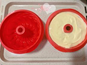 取出1个小红模倒入一半面糊，约8分满。