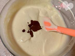 将可可溶液倒入剩余的一半面糊里。